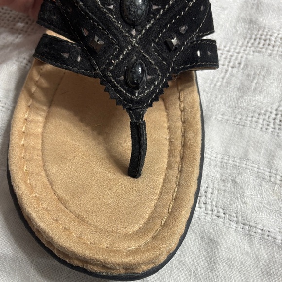 Earth Spirit Women's Black and Beige Sandals - Picture 5 of 12